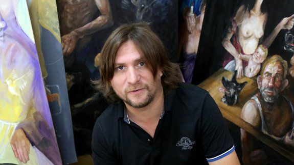 Alejandro tiene 37 años y vive en Centenario. Ha vendido obras en el exterior y hoy expone en Neuquén. Sus cuadros dialogan con el espectador en la lucha por sobrevivir en esta sociedad.