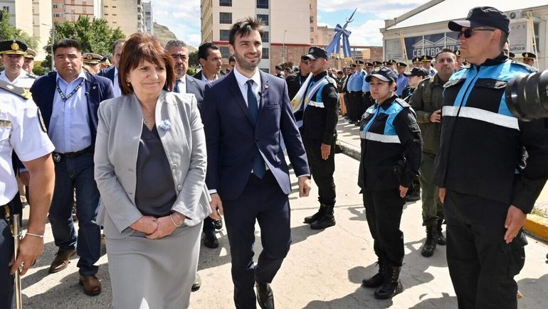 Patricia Bullrich y el gobernador de Chubut