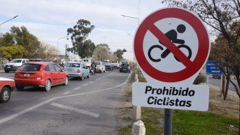 Minan de carteles la Avenida Mosconi para reducir la cantidad de accidentes y hay polémica