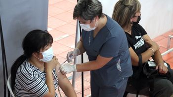 Lugares y horarios en que se podrá vacunar este lunes en Neuquén