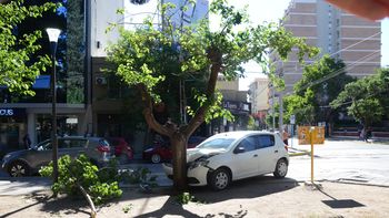 Una camioneta chocó a un auto que terminó contra un árbol. Una camioneta chocó a un auto que terminó contra un árbol.
