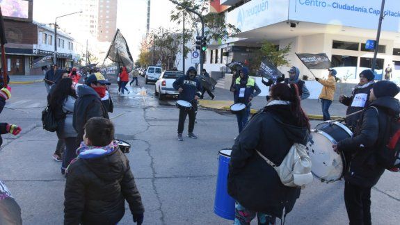 Un corte de calle complica el tránsito en pleno centro