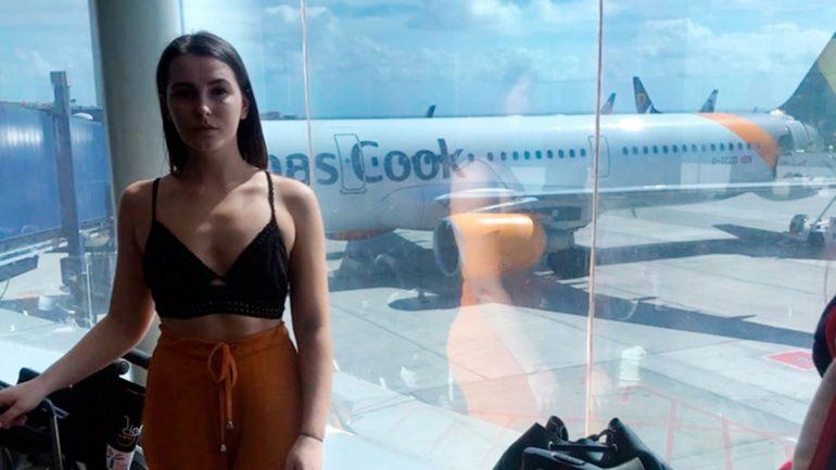 La amenazan con bajarla del avión por su vestimenta