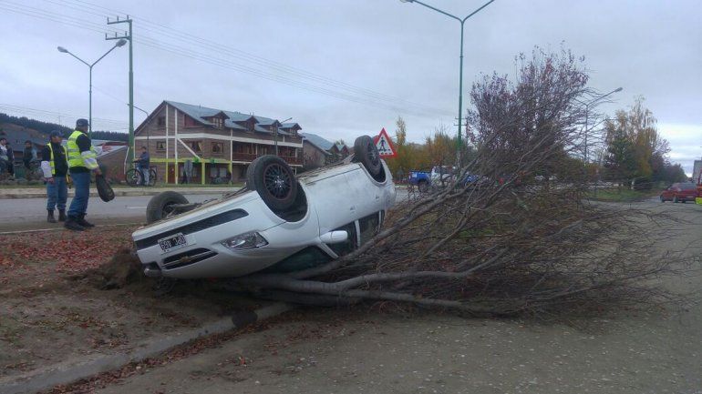 El auto quedó con las ruedas hacia arriba.