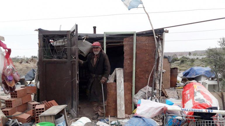 Piden que asistan a un hombre de 75 años que vive sin agua en un terreno prestado