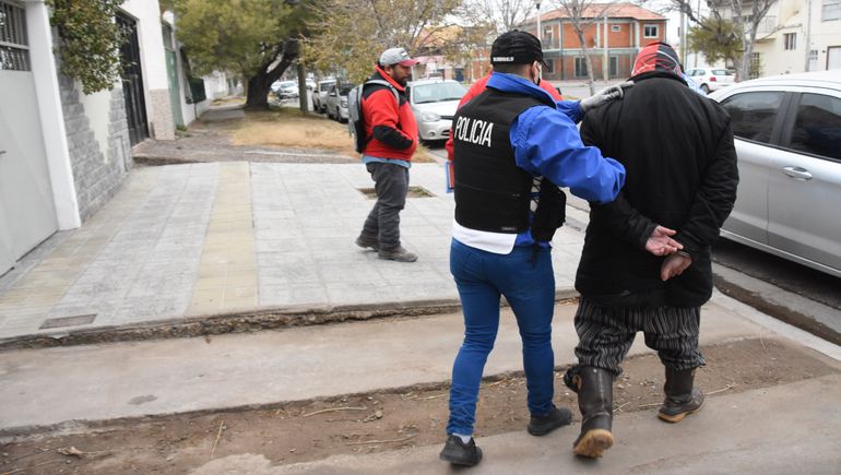 Tres neuquinos fueron detenidos en el marco de una investigación por pornografía infantil.