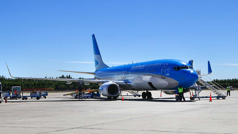 Sin dar explicaciones, Aerolíneas Argentinas resolvió eliminar el vuelo con escalas en Trelew, Comodoro Rivadavia y Río Gallegos. Sin dar explicaciones, Aerolíneas Argentinas resolvió eliminar el vuelo con escalas en Trelew, Comodoro Rivadavia y Río Gallegos.