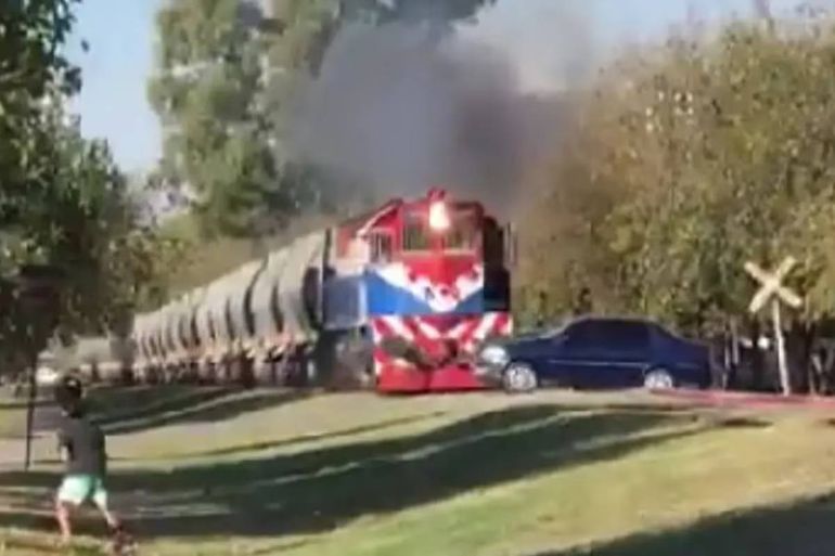 Video impactante de un tren que arrolló a un auto que quedó sobre las vías