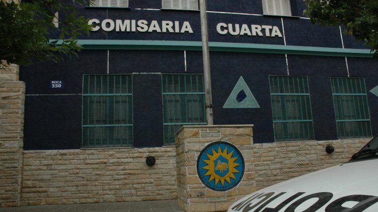 La mujer quedó detenida en la Comisaría Cuarta de Cipolletti. El fiolo zafó.