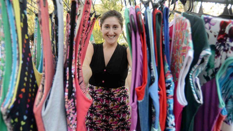 En las ferias la gente se puede encontrar con el trabajo de estas emprendedoras de la región. Por ahora