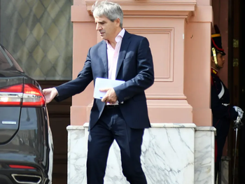 Luis Caputo le dijo al jefe de Gabinete que el blanqueo blue no está listo.
