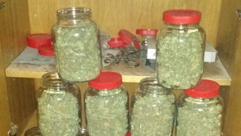 Unos 15 frascos de cogollos de marihuana fueron secuestrados.