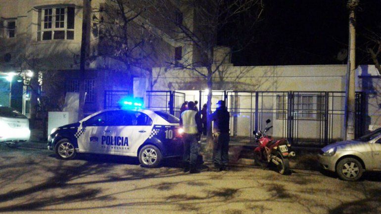 Le pegaron, le robaron, la ataron y la manosearon