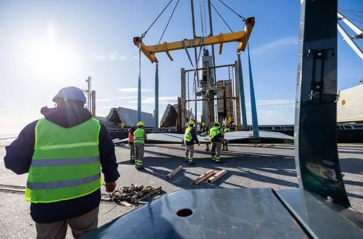 Trabajadores locales realizan tareas de construcción a lo largo de la traza del oleoducto VMOS en Río Negro. Trabajadores locales realizan tareas de construcción a lo largo de la traza del oleoducto VMOS en Río Negro.