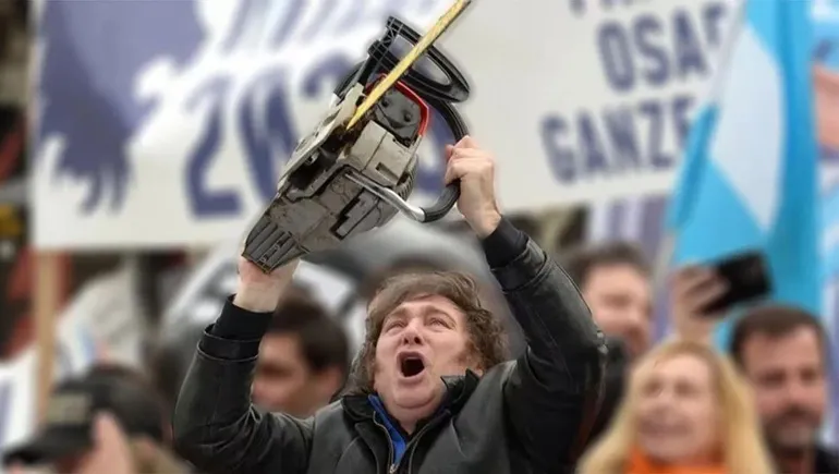 Javier Milei con la motosierra un elemento icónico del ajuste que debía realizarse en el país. Javier Milei con la motosierra un elemento icónico del ajuste que debía realizarse en el país.