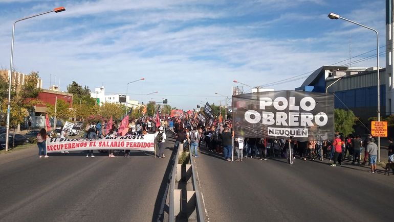 Organizaciones levantaron el corte en Ruta 22 y marchan a Casa de Gobierno