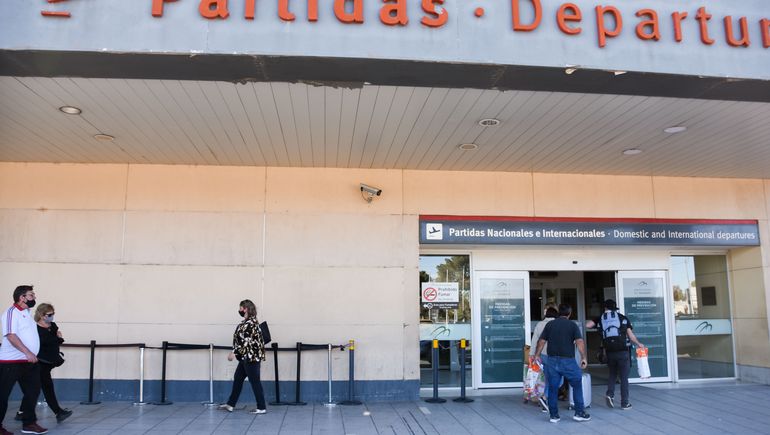 Viento y demoras: un avión dio tres vueltas al Alto Valle para aterrizar en Neuquén