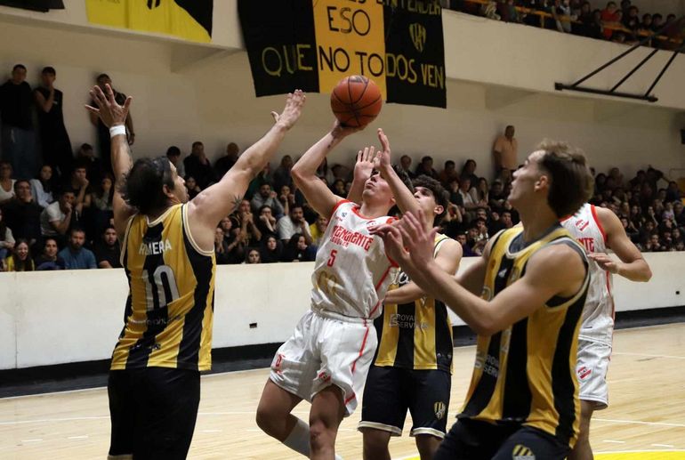 En fotos, lo mejor del clásico que el club Pacífico le ganó a Independiente por la Liga Federal de básquet