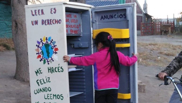 Biblioderas: las heladeras con libros que incentivan la lectura en los barrios más postergados