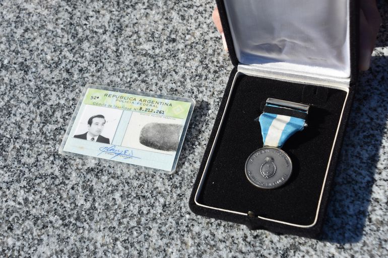 La medalla y la cédula de identidad de Mario Enrique Flores.