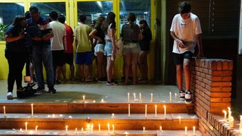 Velas en la puerta del colegio Mariano Moreno de San Cristóbal, Santa Fe. Velas en la puerta del colegio Mariano Moreno de San Cristóbal, Santa Fe.