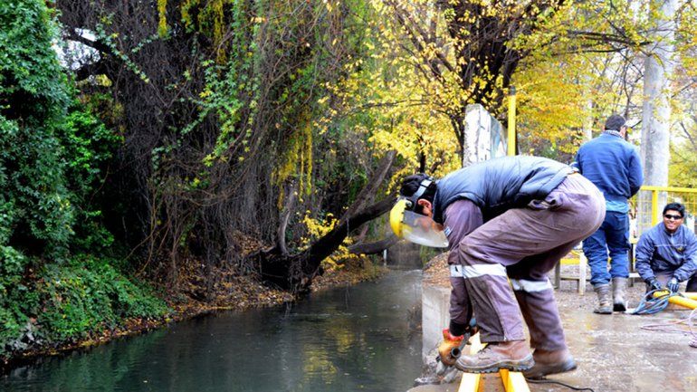 Ayer el personal cambió la reja en uno de los sectores del arroyo.