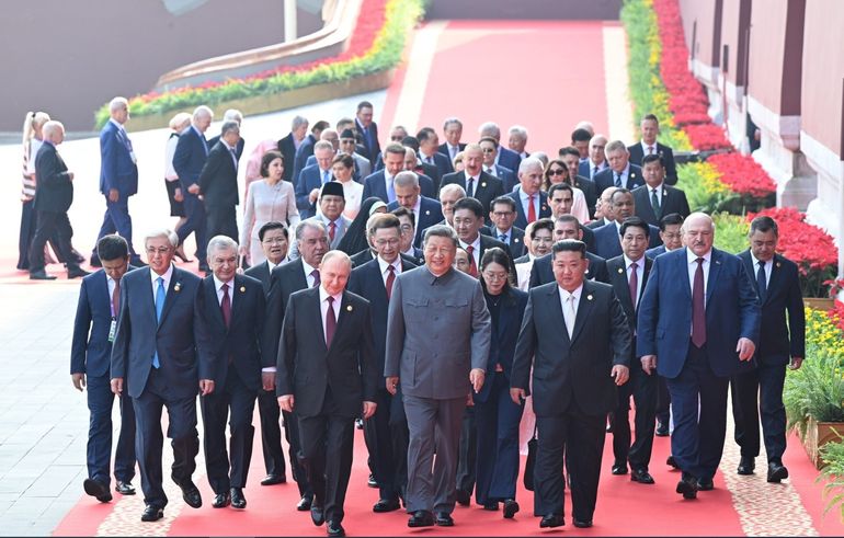 Xi Jinping y Putin hablaron sobre la inmortalidad en el desfile militar de Beijing y un médico experto salió a cuestionarlos Xi Jinping y Putin hablaron sobre la inmortalidad en el desfile militar de Beijing y un médico experto salió a cuestionarlos