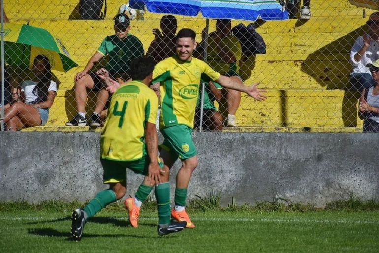 Braian González festeja para el Canario. Foto: prensa Unión de Zapala Braian González festeja para el Canario. Foto: prensa Unión de Zapala