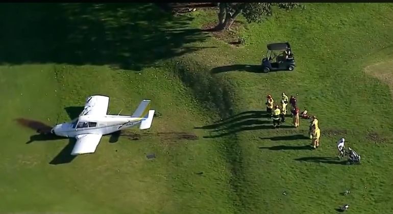 Dramático aterrizaje de emergencia de una avioneta en medio de un campo de golf en Australia. Dramático aterrizaje de emergencia de una avioneta en medio de un campo de golf en Australia.