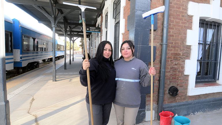 En la estación de tren, el trabajo sigue los feriados.
