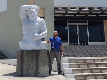 El escultor Néstor Confalonieri junto a su obra emplazada en la Universidad Laica Eloy Alfaro de Manabí de Ecuador. El escultor Néstor Confalonieri junto a su obra emplazada en la Universidad Laica Eloy Alfaro de Manabí de Ecuador.