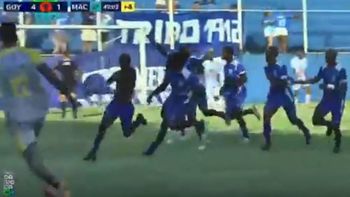 ?insolito: jugo con tobillera electronica luego de ser arrestado y anoto el gol del titulo para su equipo ?insolito: jugo con tobillera electronica luego de ser arrestado y anoto el gol del titulo para su equipo