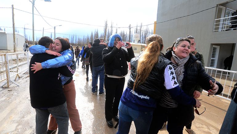 Los abrazos entre las familias y nuevos vecinos. Trabajadores y trabajadoras estatales y privados nucleados en distintos sindicatos que tiene la casa propia.