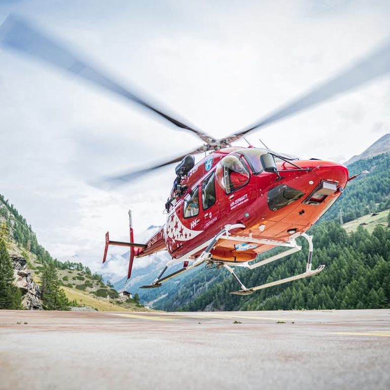 Un helicóptero de una de las compañías aéreas especializadas en rescates de alta montaña fue al rescate de los esquiadores pero no pudo hacer nada por ellos. Un helicóptero de una de las compañías aéreas especializadas en rescates de alta montaña fue al rescate de los esquiadores pero no pudo hacer nada por ellos.
