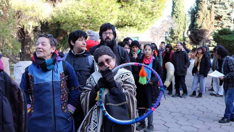 La ceremonia de izamiento de la bandera mapuche en el ingreso a la UNCo. La ceremonia de izamiento de la bandera mapuche en el ingreso a la UNCo.