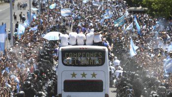 En caravana: una multitud recibió a los campeones del mundo