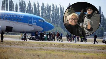 La amenaza de bomba en el avión donde viajaban Carmen Barbieri y Marcelo Polino retrasó todo el vuelo. La amenaza de bomba en el avión donde viajaban Carmen Barbieri y Marcelo Polino retrasó todo el vuelo.