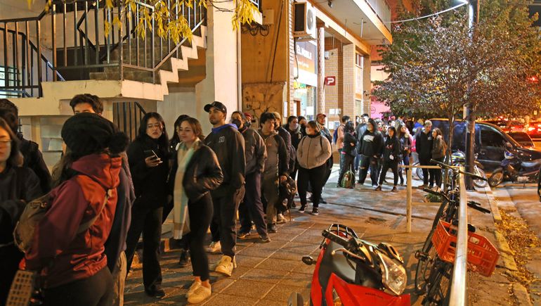 ¡Hamburguesas gratis! Hubo cuatro horas de cola por la apertura de un local