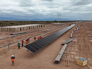 YPF Luz avanza con la construcción del proyecto El Quemado, el parque solar más grande del país.