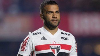 dani alves se fracturo y no podria jugar contra river dani alves se fracturo y no podria jugar contra river