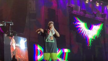 el momento en que duki abandona el escenario de la fiesta de la confluencia el momento en que duki abandona el escenario de la fiesta de la confluencia