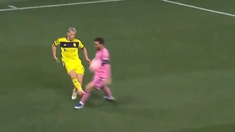 La dura infracción que recibió Lionel Messi. La dura infracción que recibió Lionel Messi.