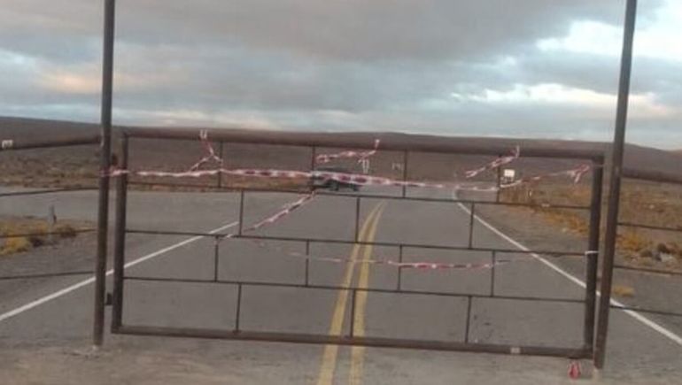 Pusieron una tranquera en la Ruta Provincial 12 de Chubut.