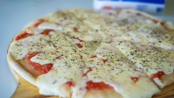 Una rica pizza casera Una rica pizza casera