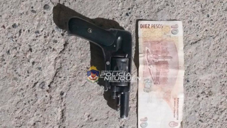 Por su actitud sospechosa, llegó la Policía y arrojó un arma