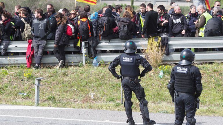 Hubo choques con policías cuando estos fueron a desalojar las rutas.