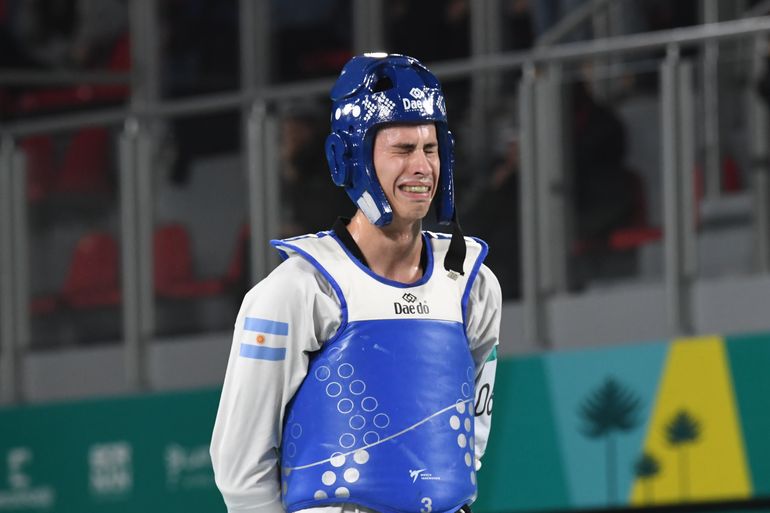 Las lágrimas de José Luis Acuña tras escuchar el fallo que le aseguró el podio. Foto: Sergio Dovio.