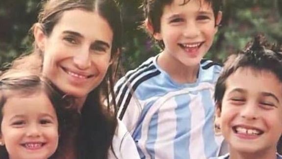 Romina Yan junto a sus 3 hijos.