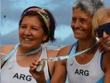 Plácida (izquierda) con su medalla del segundo puesto en una de las dos carreras donde compitió. 