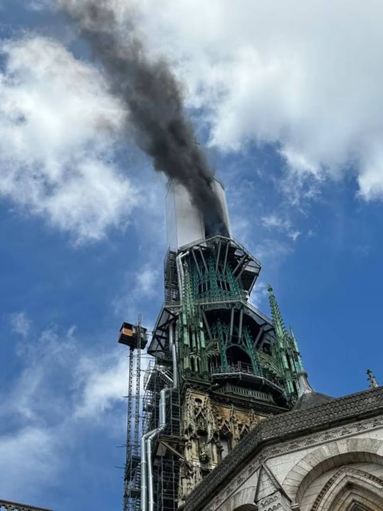 El indencio se desató en la aguja de la catedral de Notre Dame de Ruán, en la región de Normandía, Francia. Foto: EFE. El indencio se desató en la aguja de la catedral de Notre Dame de Ruán, en la región de Normandía, Francia. Foto: EFE.